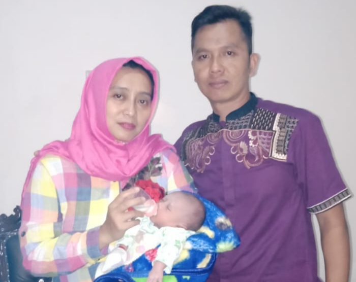 Anggota Polsek Pulau Panggung Rawat Bayi Yang “Dibuang” Ibunya di Pekon Air Kubang