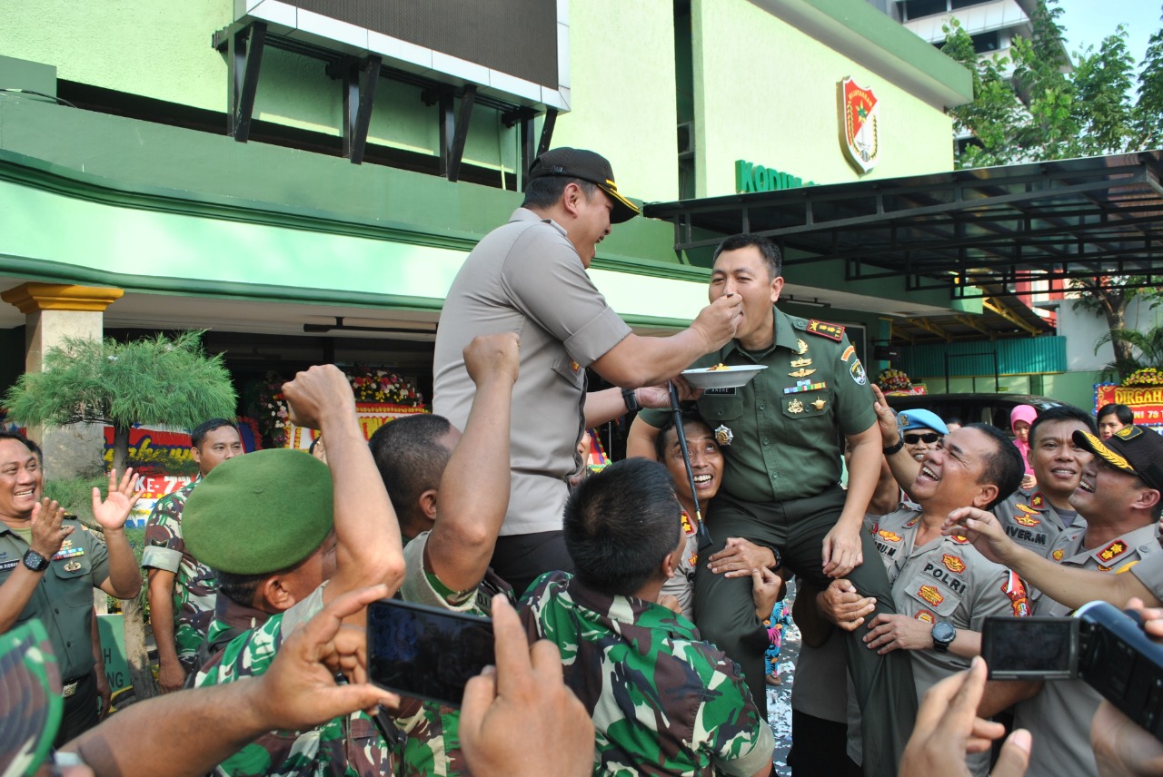 HUT TNI ke 73, Polres Jakbar Berikan Surprise Kepada Kodim 0503/JB