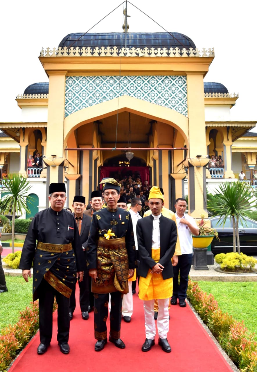 Presiden Jokowi Dianugerahi Gelar Adat Kesultanan Deli