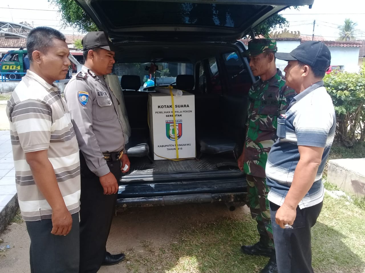 Polres Tanggamus Kawal Logistik Pilkakon Serentak 2018 Kabupaten Pringsewu