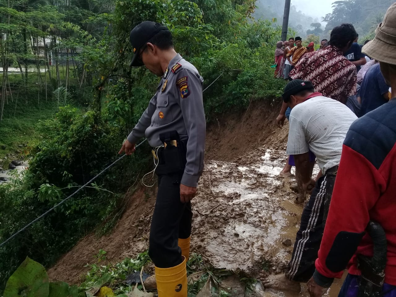 Longsor Lagi di Limau Akses Tiga Dusun Pekon Ampai Terputus
