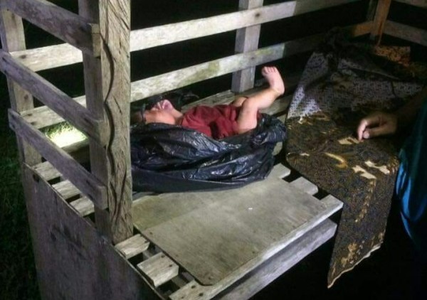 Bayi Perempuan Dalam Plastik Ditelantarkan Depan Kios Minyak Eceran