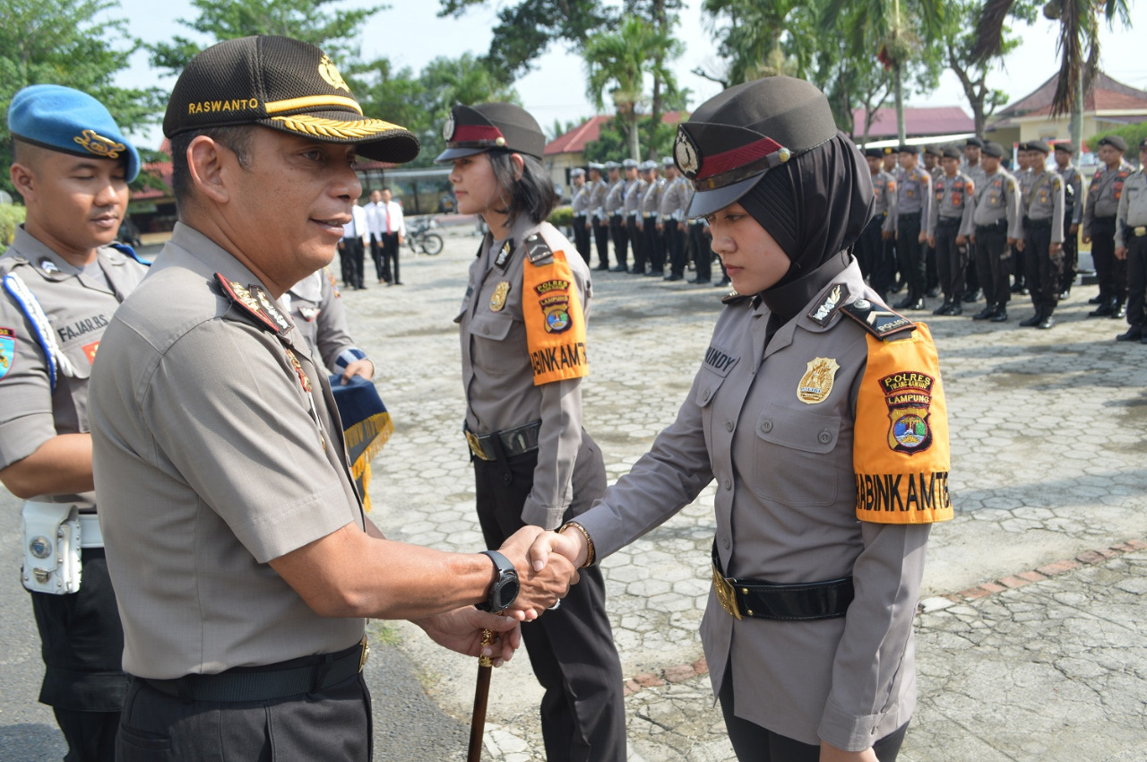 Kapolres Tulang Bawang Beri Penghargaan 13 Personilnya
