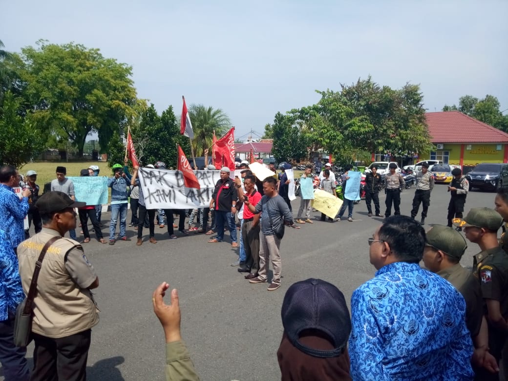 Puluhan Massa Pospera Lampung Utara Desak Bupati Beri Sangsi Wabup dan Sekda