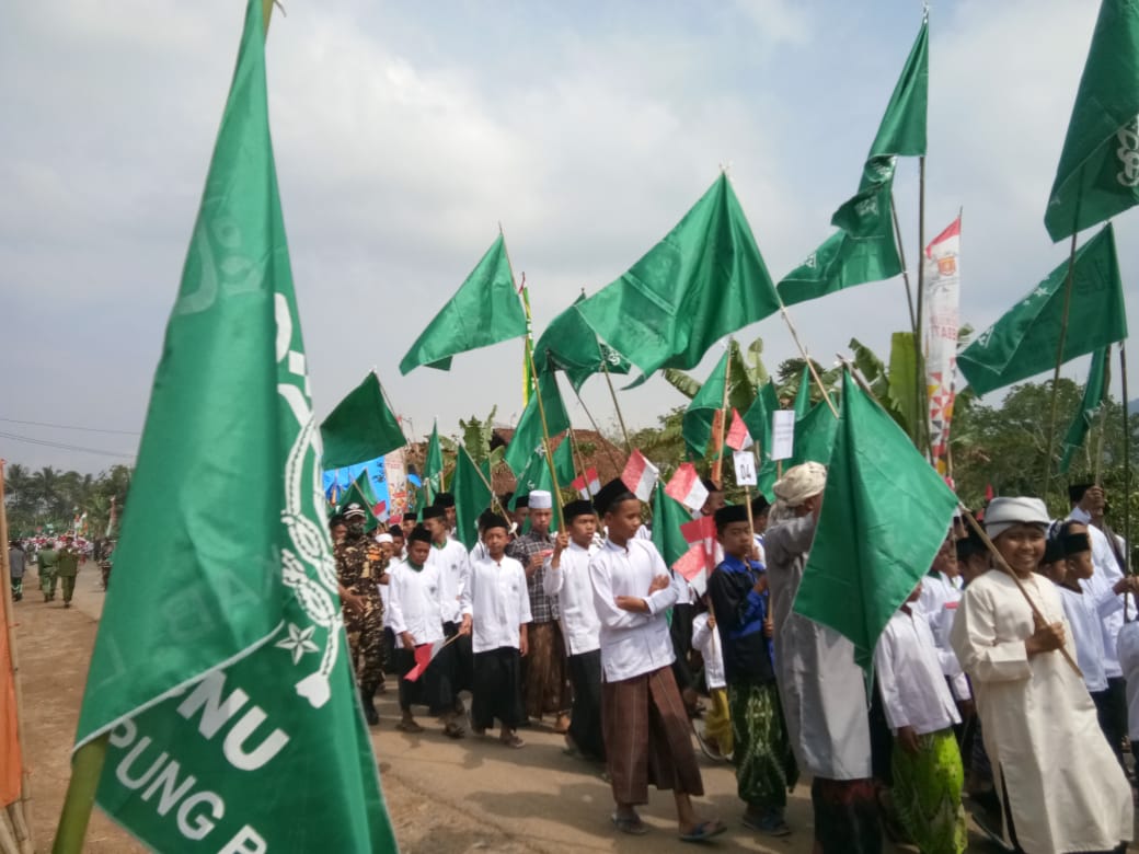 Ribuan Santri Ramaikan Kirab Resolusi Jihad Sarungan HSN Lampung Barat.