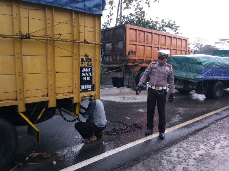 Satlantas Pesawaran Singkirkan Dua Kendaraan Yang Bermasalah