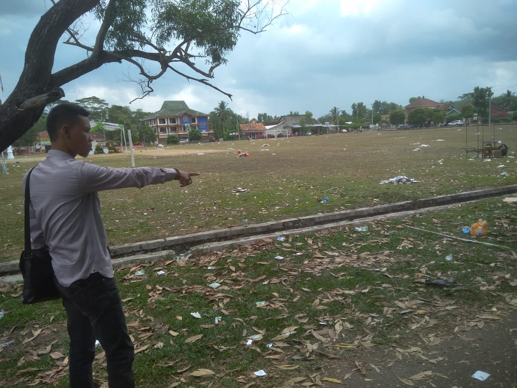 Usai Upacara Hari Satri Lapangan Pemda Lampung Timur Bertaburan Sampah