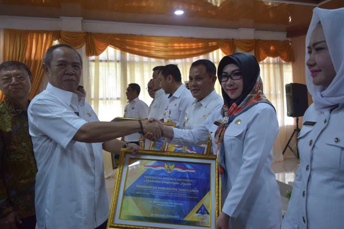 Wagub Serahkan Penghargaan Predikat WTP Kepada Pemkab Tanggamus