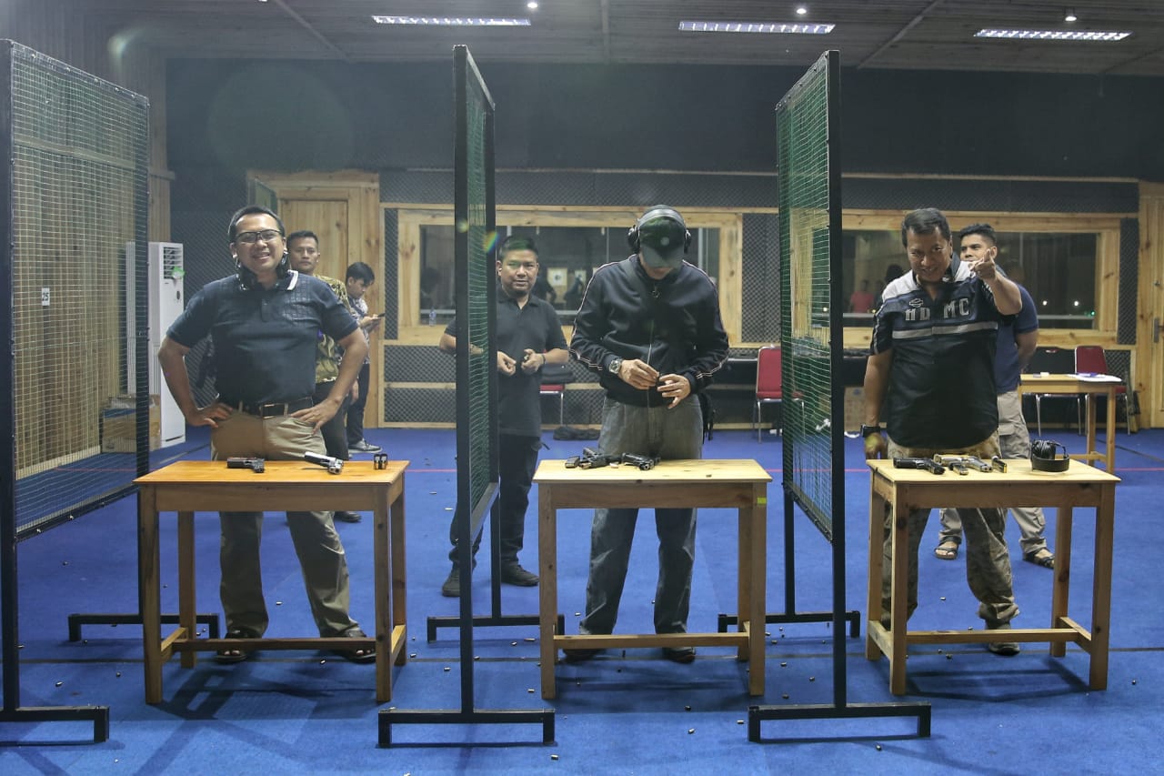 Kapolda Purwadi dan Gubernur Ridho Ahli Menembak
