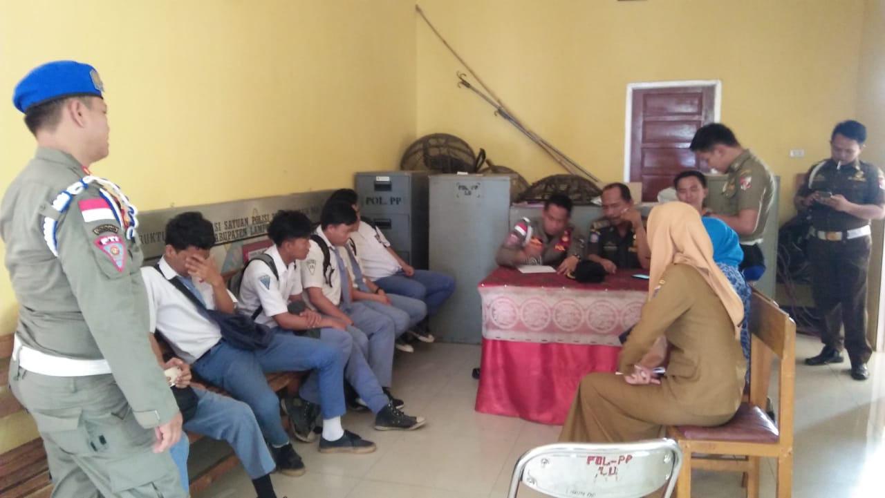 Kedapatan ‘Nongkrong’ di Tempat Umum Saat Jam Sekolah, Enam Siswa SMU Terjaring Razia