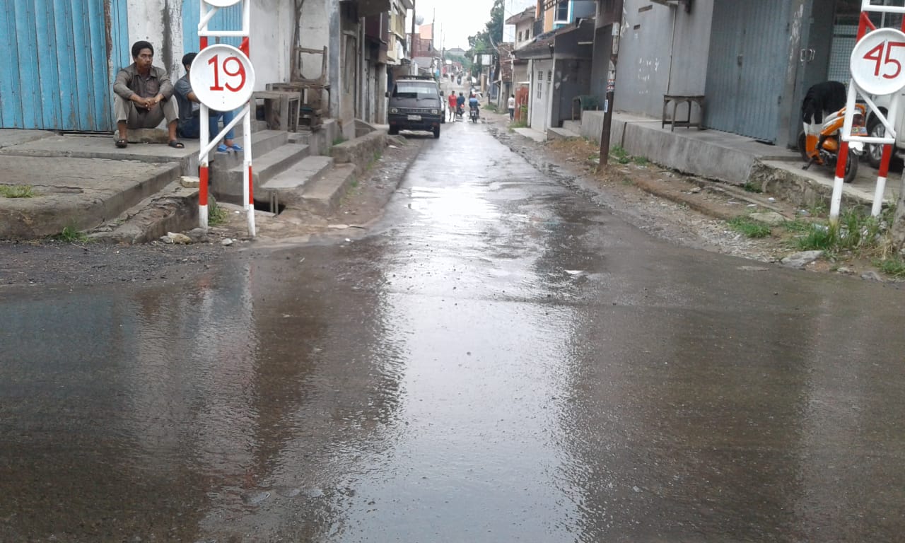 PDAM Pringsewu Cuek Tangani Pipa Bocor yang Genangi Jalan