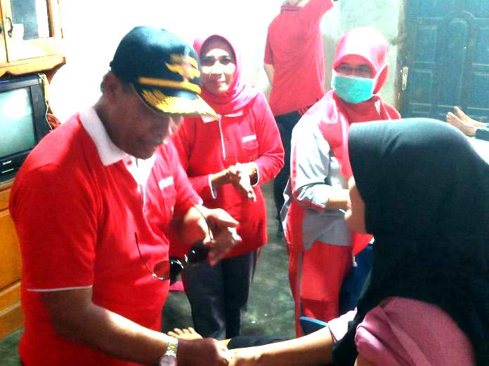 Bupati Lamteng Serahkan Ratusan Sak Semen untuk Pembangunan Masjid Al–Iman