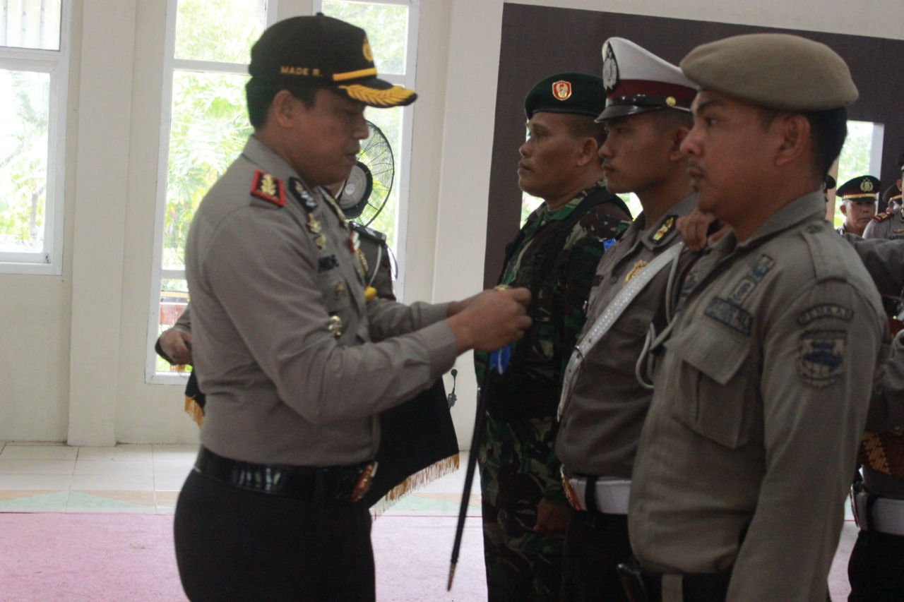 Kapolres Tanggamus Sematkan Tanda Dimulai Operasi Zebra