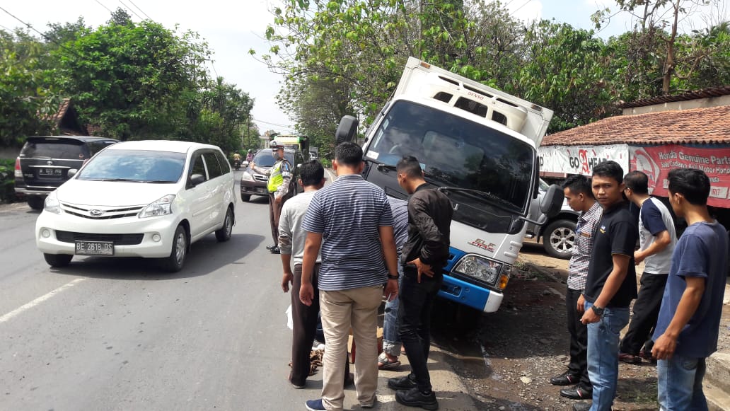 Truk Es Cream Terperosok di Jalinbar Satlantas Pesawaran Percepat Evakuasi