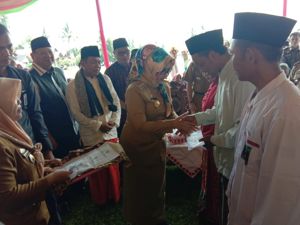 Dewi Handajani Salurkan Bantuan Kepada Khotib dan Guru Ngaji