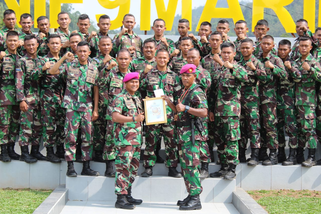 Danyonif 9 Marinir Memberikan Penghargaan Kepada Sang Jawara Triatlon Beruang Hitam