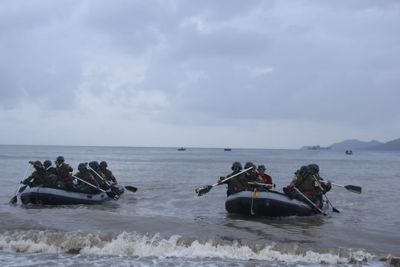 Siswa AAL Korp Marinir Latihan Pendaratan di Teluk Ratai