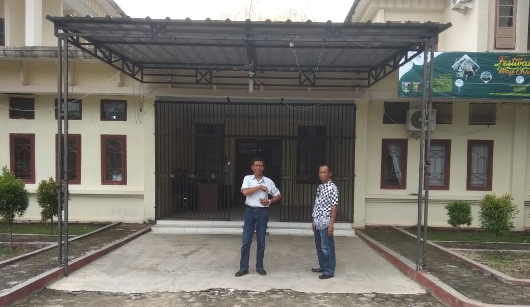 Oknum Anggota TNI Jaga Dinas Pendidikan Lampung Timur, Wartawan Dilarang Kompirmasi?