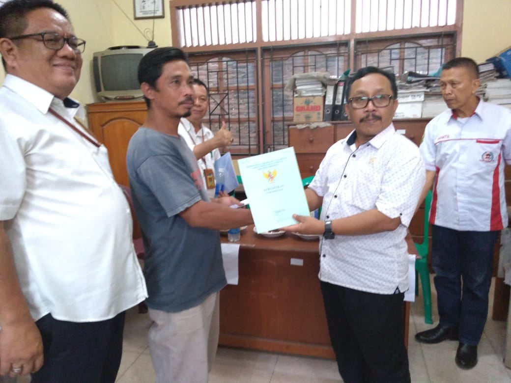 Anggota DPR RI Endro S Yahman Serahkan Sertifikat Program Nasional PTSL
