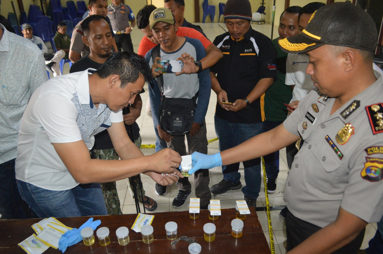 Usai Konferensi Pers Kapolres Tulangbawang Tes Urine Wartawan