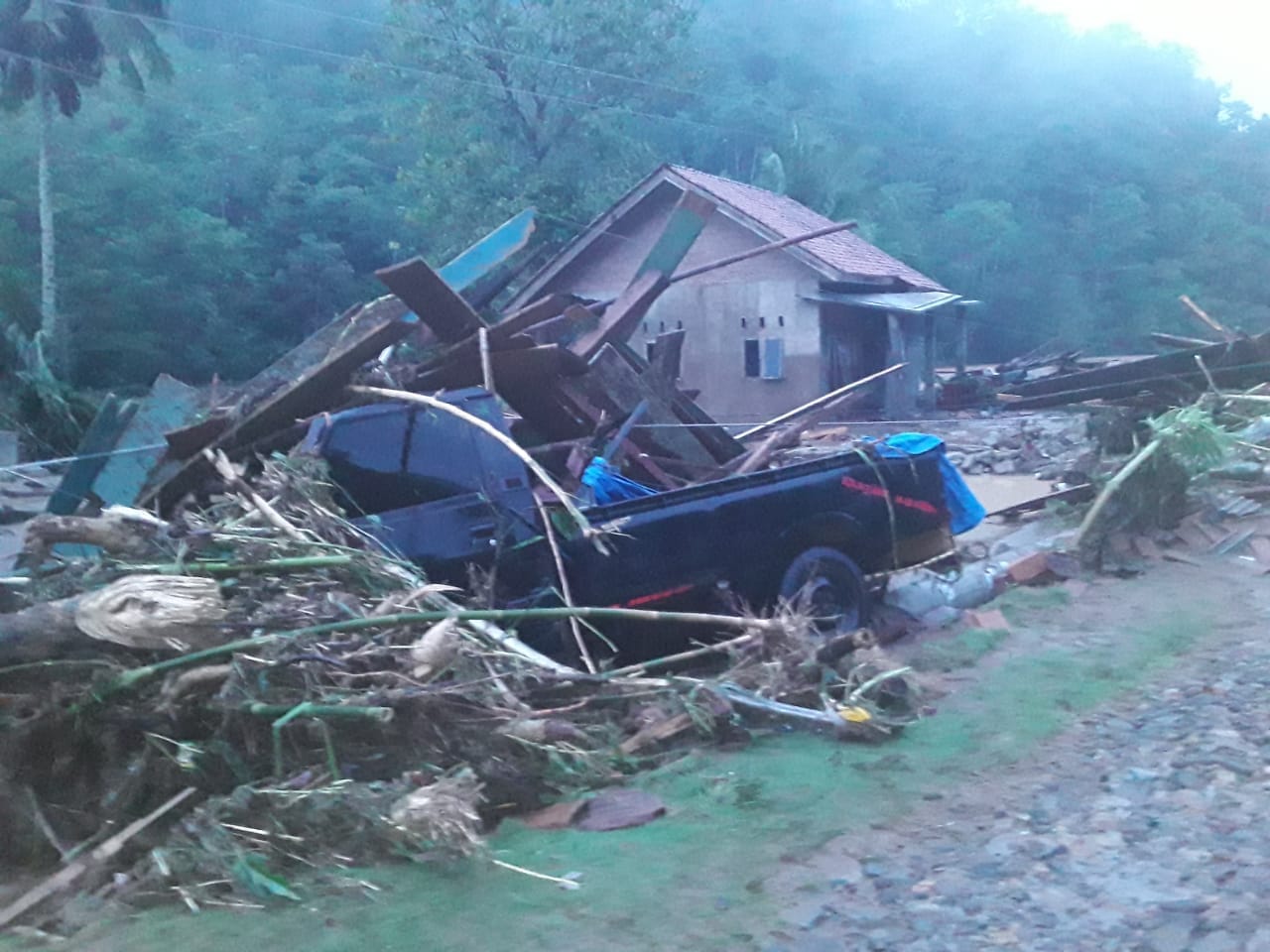Banjir Bandang Pekon Umbar, Pengungsi Butuh Makanan Dan Pakaian Satu Dusun Terisolir