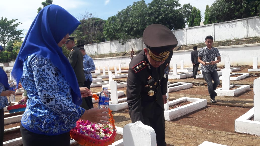 Peringati Hari Pahlawan, Kapolres Lampung Utara Tabur Bunga di Makam Pahlawan Kotabumi