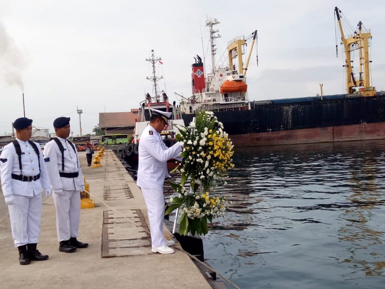 Peringati Hari Pahlawan, Danlanal Lampung Tabur Bunga di Laut