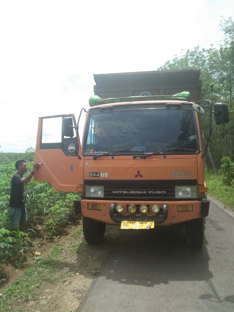 Fuso Tambrak Tiang LIstrik Kampung, Dua Tiyuh Padam Total