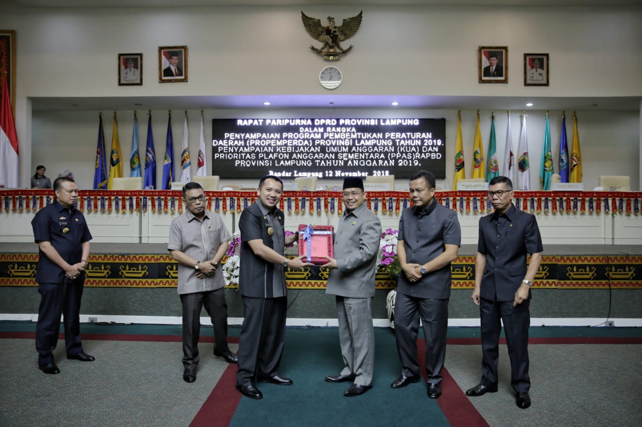 Gubernur Serahkan Rancangan KUA dan PPAS RAPBD 2019 Rp7,432 Triliun ke DPRD