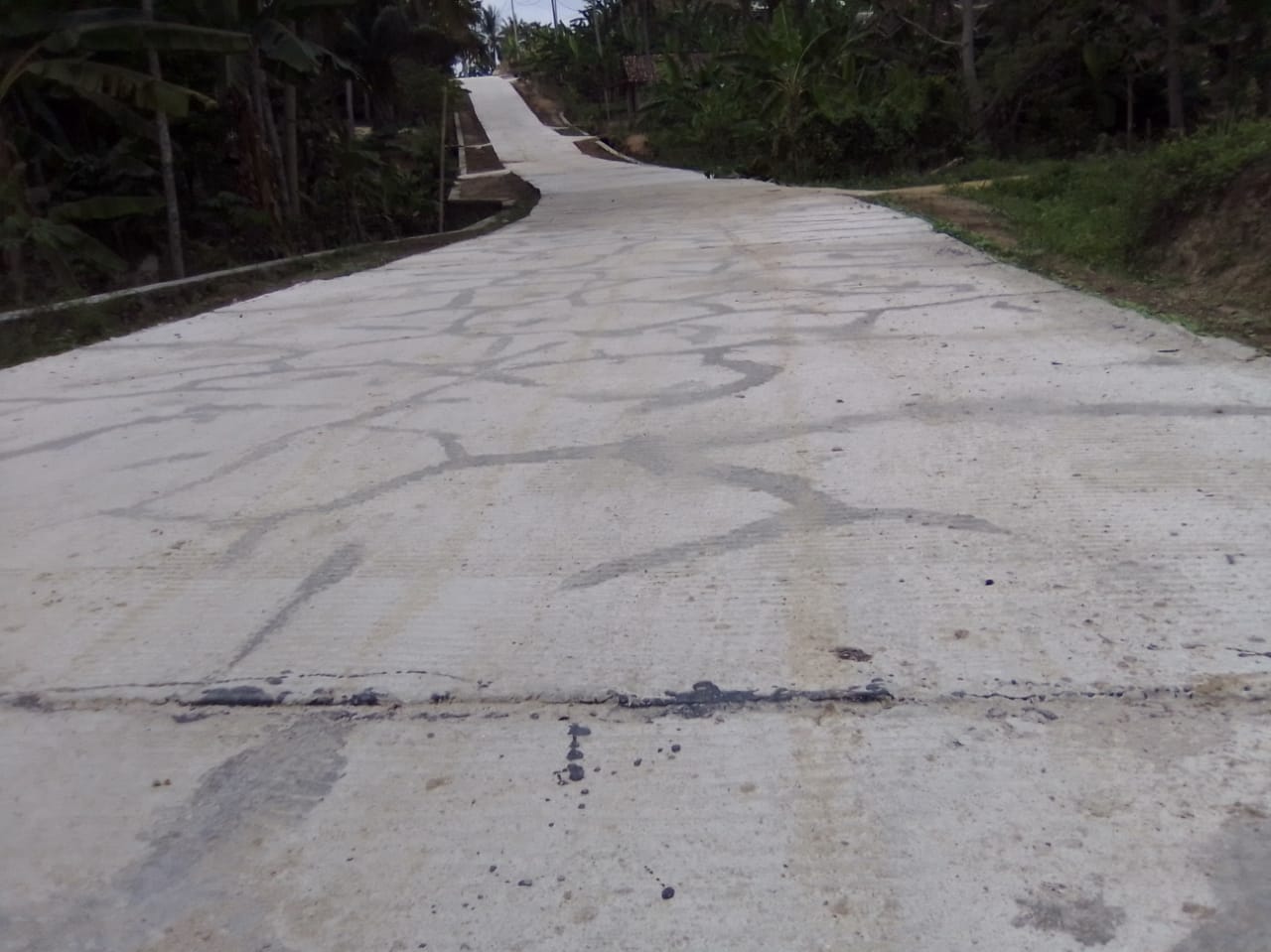Baru Dikerjakan, Pekerjaan Rabat Beton Desa Kahuripan Sudah Rusak