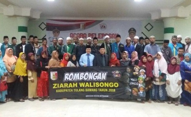 Sekda Tulang Bawang Lepas Rombongan Wisata Religi ke Makan Walisongo dan  Tirta Yatra Bali