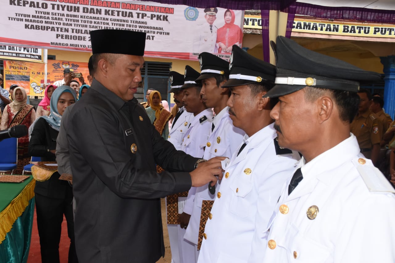 Bupati Tubaba Umar Ahmad Lantik Enam Kepalo Tiyuh Hasil Pemilihan Serentak