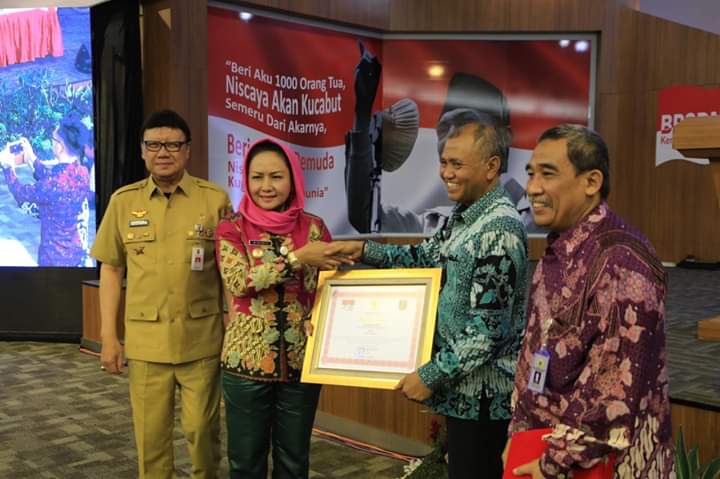 Winarti Wakili Mendagri Berikan Piagam Kepada Ketua KPK Diacara Pembekalan Kepala Daerah