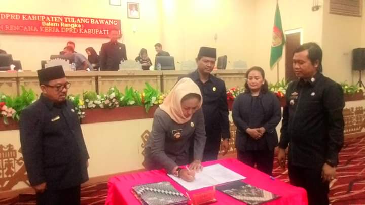 Bupati Tulang Bawang Winarti Tandatangani Perda APBD 2019