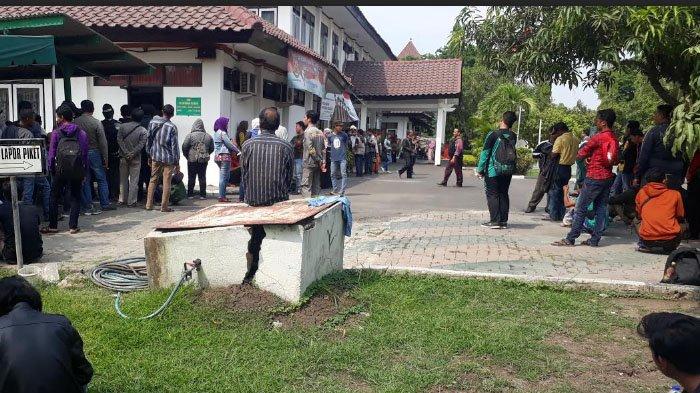 Ratusan Pelanggar Lalu Lintas di Gresik Rela Antre Ambil Dokumen Kendaraan yang Ditilang
