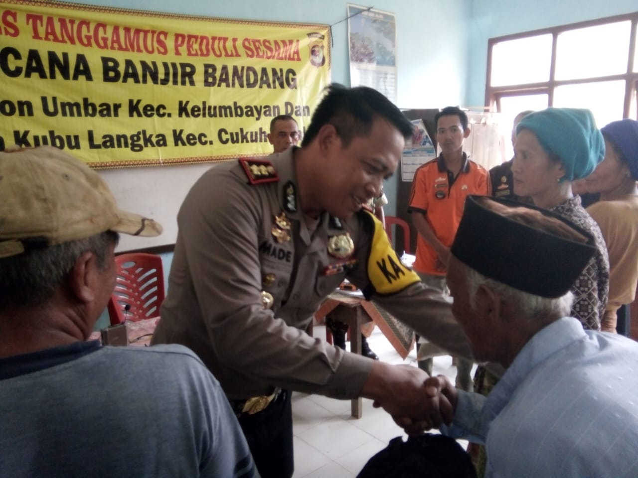 Kapolres Tanggamus Pimpin Bakti Sosial di Lokasi Korban Banjir Bandang Pekon Umbar