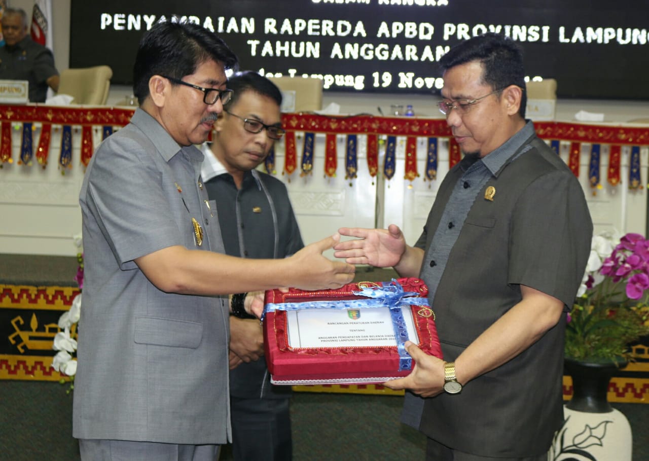 Pj Sekda Serahkan Nota Keuangan Raperda ABPD Lampung 2019 ke DPRD