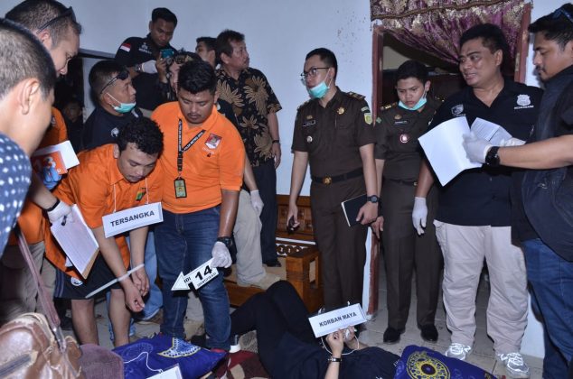 Rekonstruksi Pembunuhan Satu Keluarga di Bekasi