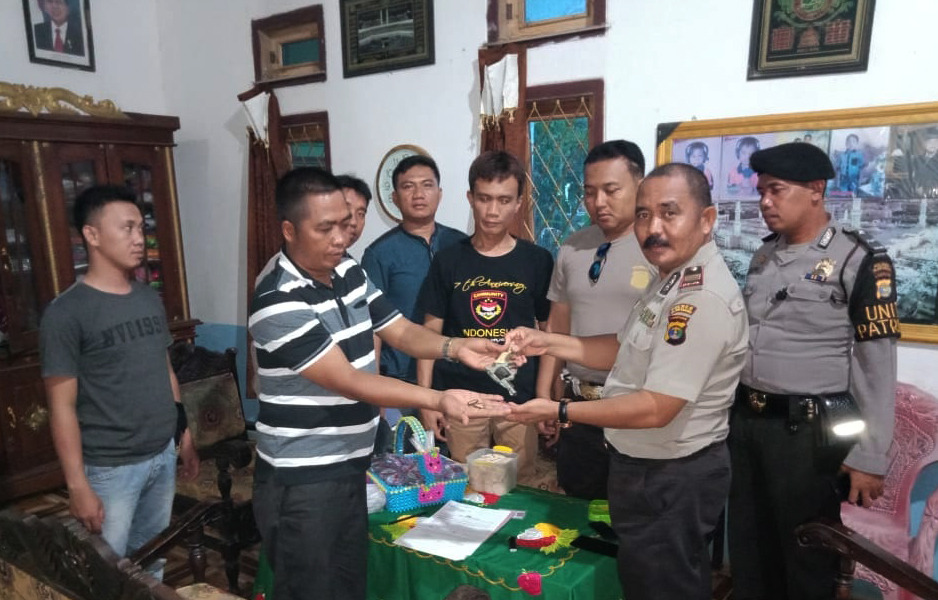 Polsek Tumijajar Terima Senpi Rakitan Beserta Amunisi Aktif dari Warga