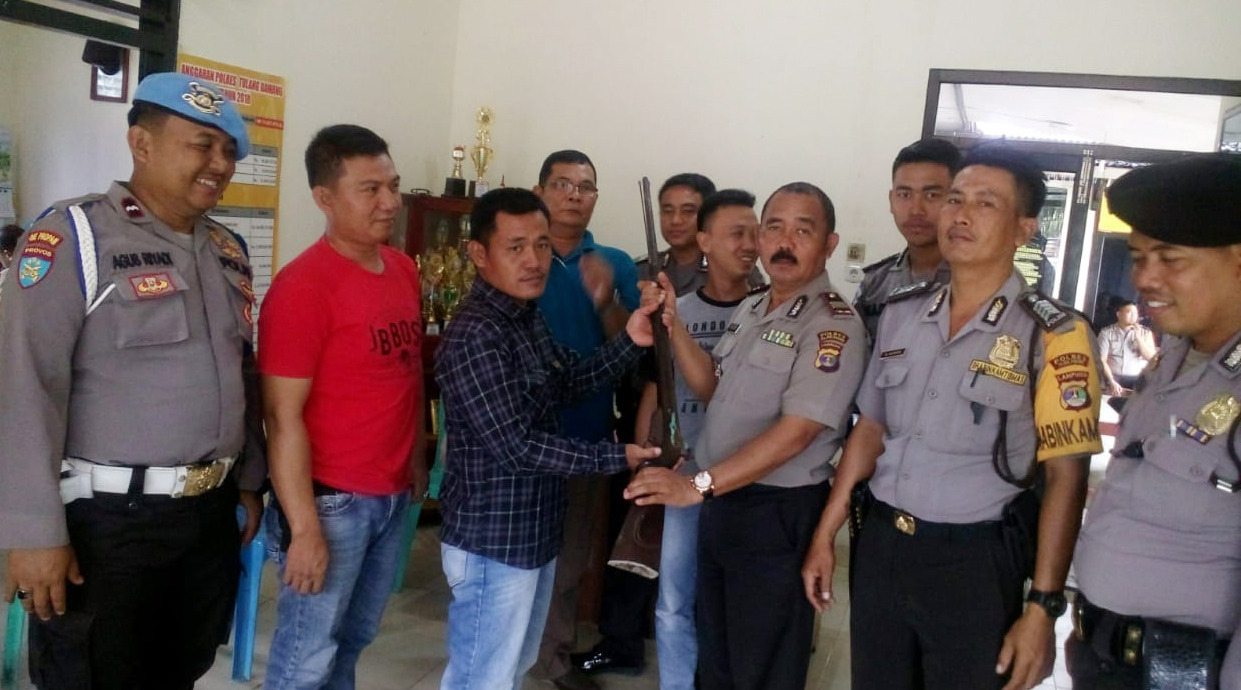 Kurang dari 24 Jam, Polsek Tumijajar Kembali Terima Penyerahan Senpi Dari Warga