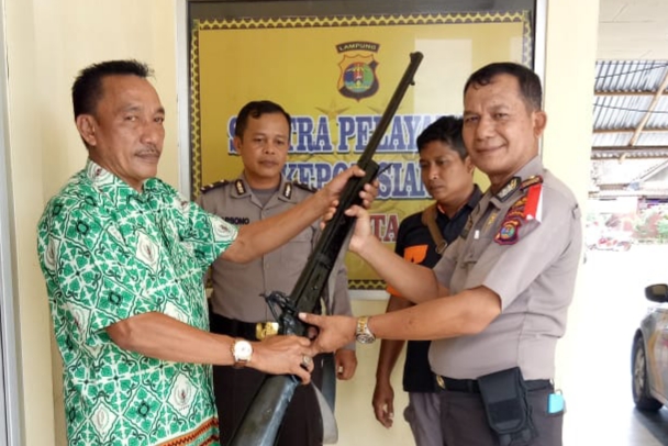 Warga Serahkan Senjata Locok Laras Panjang ke Polsek Kota Agung
