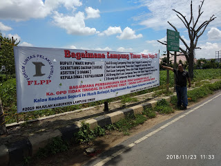 Kecewa Dengan Nunik, Warga Lampung Timur Curhat Pasang Spanduk