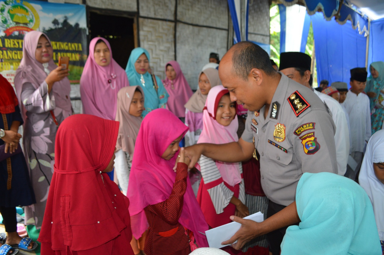 Kapolres Tulang Bawang Bersama Insan Pers Santuni Puluhan Anak Yatim Piatu