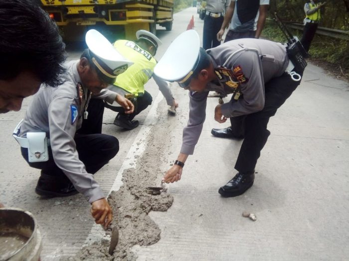 Satlantas Cor Jalan Berlubang di Tuba