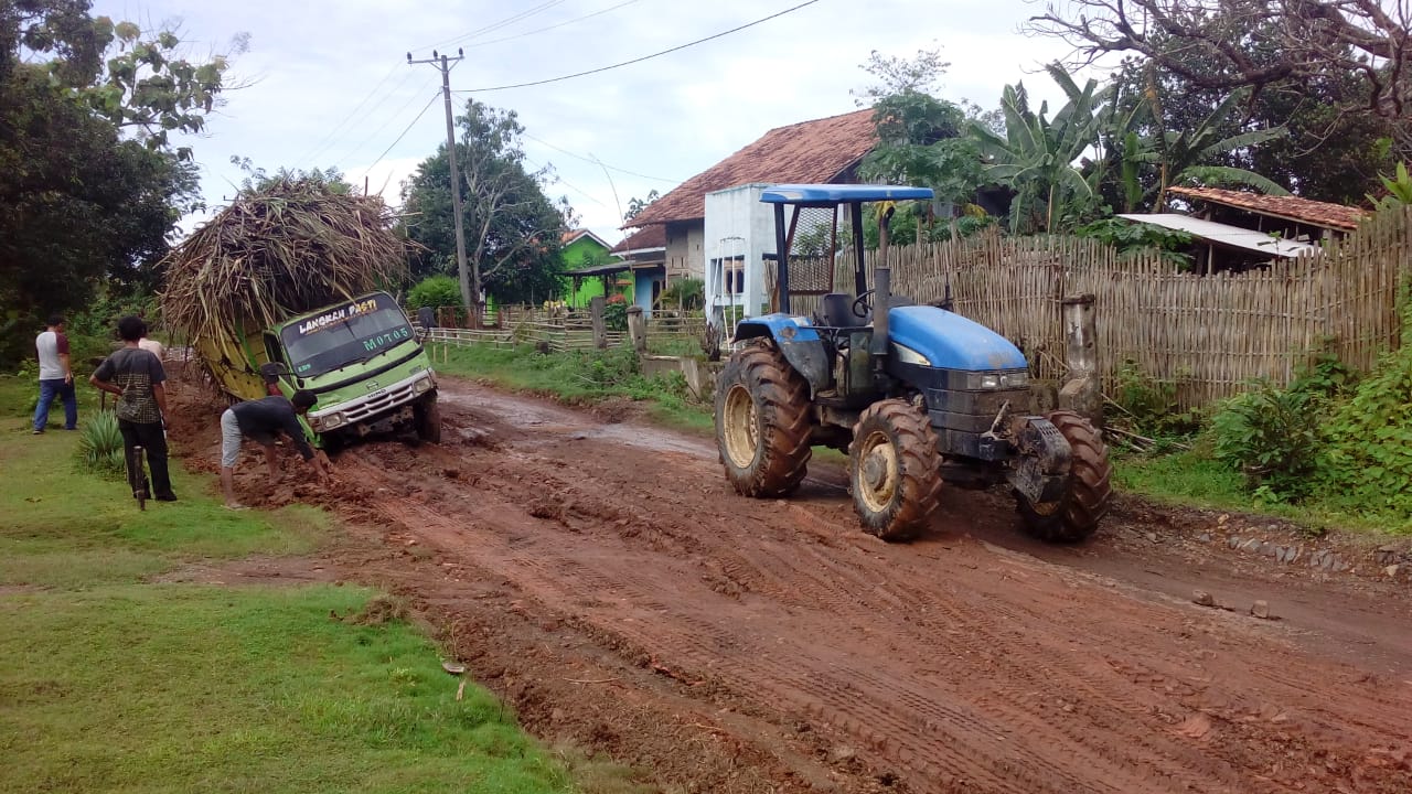 Warga Bungamayang Keluhkan Jalan Poros Penuh Lubang dan Berlumpur