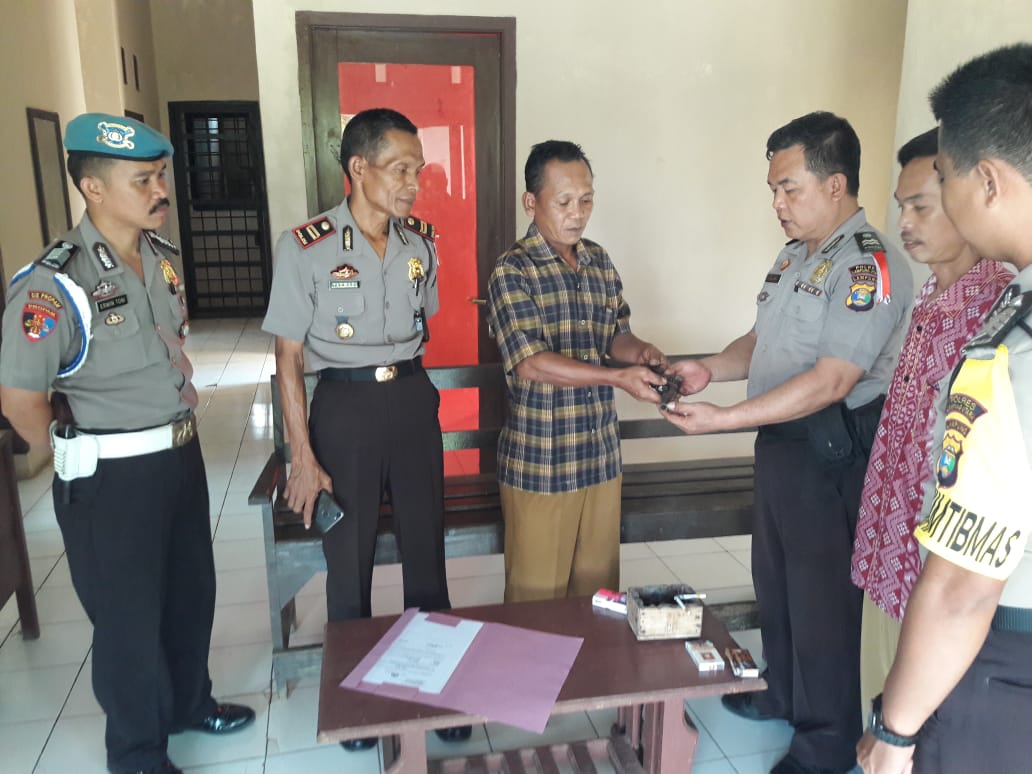 Polsek Abung Barat Terima Pistol Rakitan Dari ASN