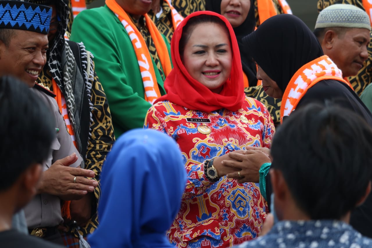 Hj Winarti Berangkatkan 90 Jamaah Umroh Pemda Tulang Bawang, Diantaranya Ada Wartawan