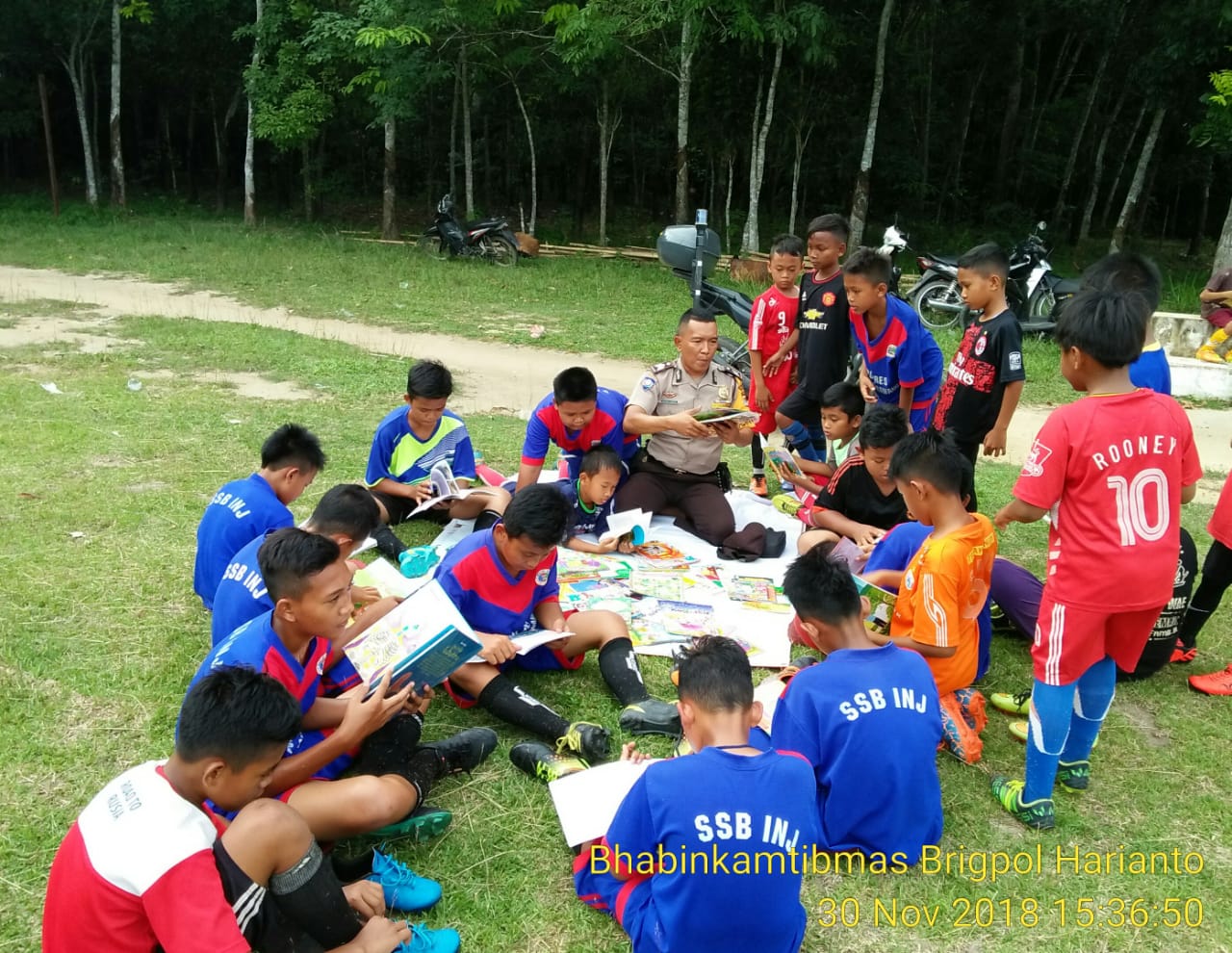 Anggota Bhabinkamtibmas Indra Loka Buka Lapak Baca Buku Anak Anak