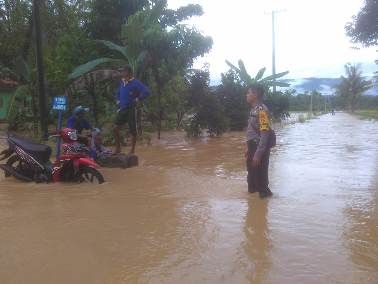 Tanggul Jebol 200 Rumah di Pekon Banding Terendam Banjir