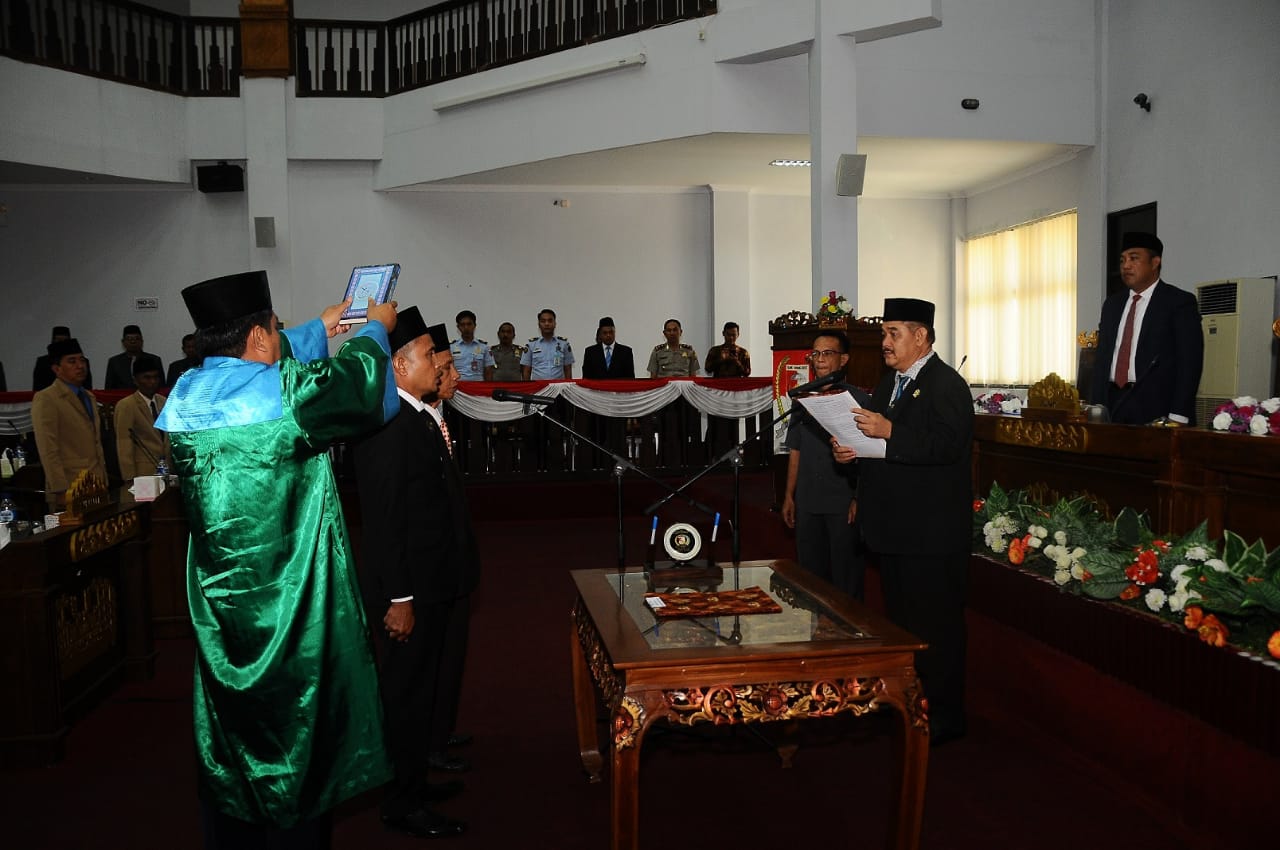 Pimpinan Dewan Ambil Sumpah Janji PAW Dua Anggota DPRD Tulangbawang Barat